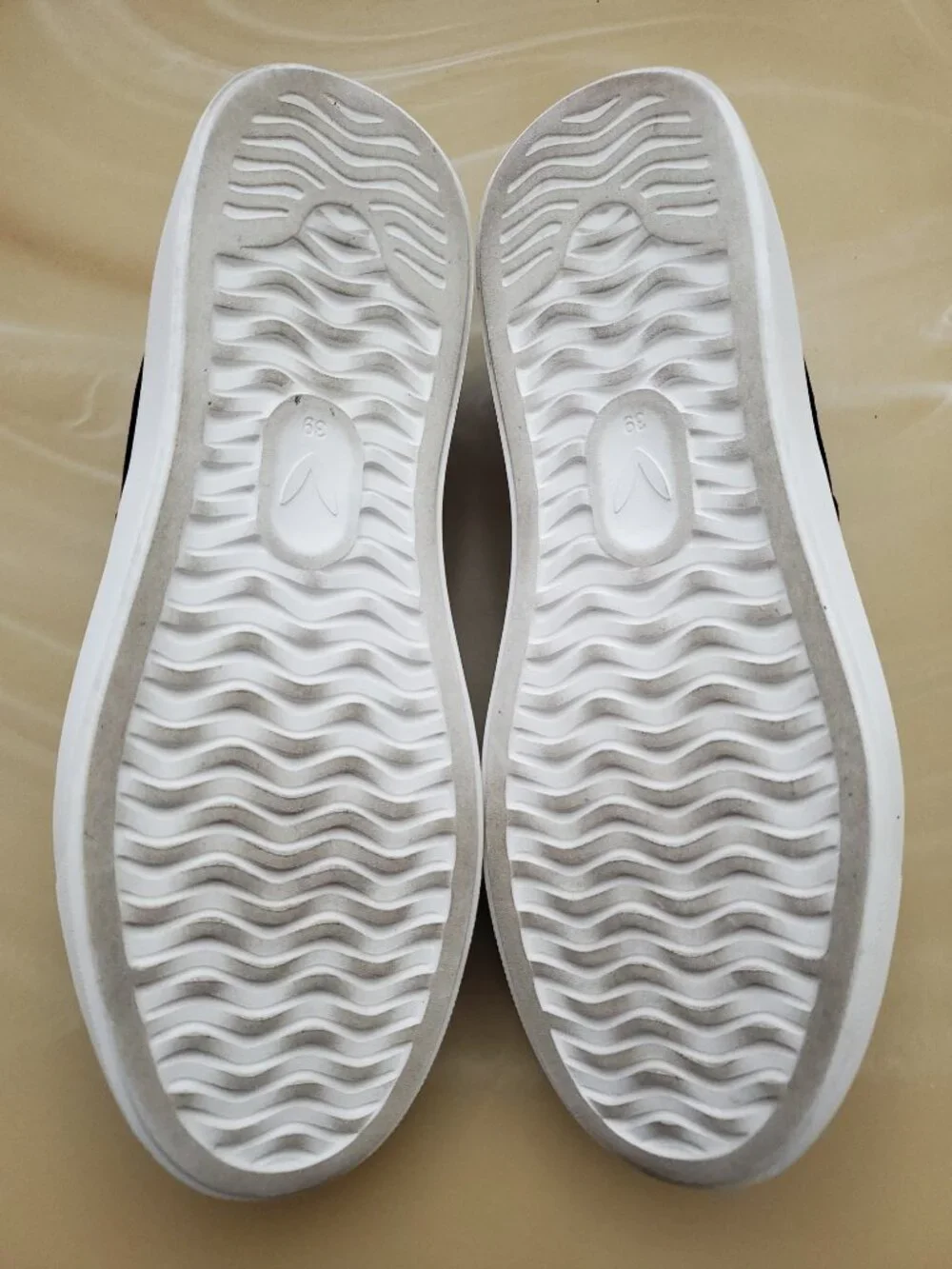 VIVAIA V-Tune Classic Slip-On Embroidered Sneakers Size 8 (39)